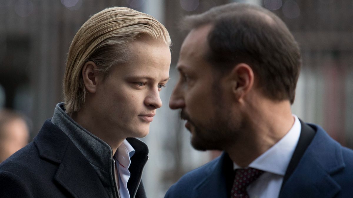 Marius, hijo de la princesa Mette-Marit, junto al príncipe Haakon de Noruega, en una imagen de archivo.