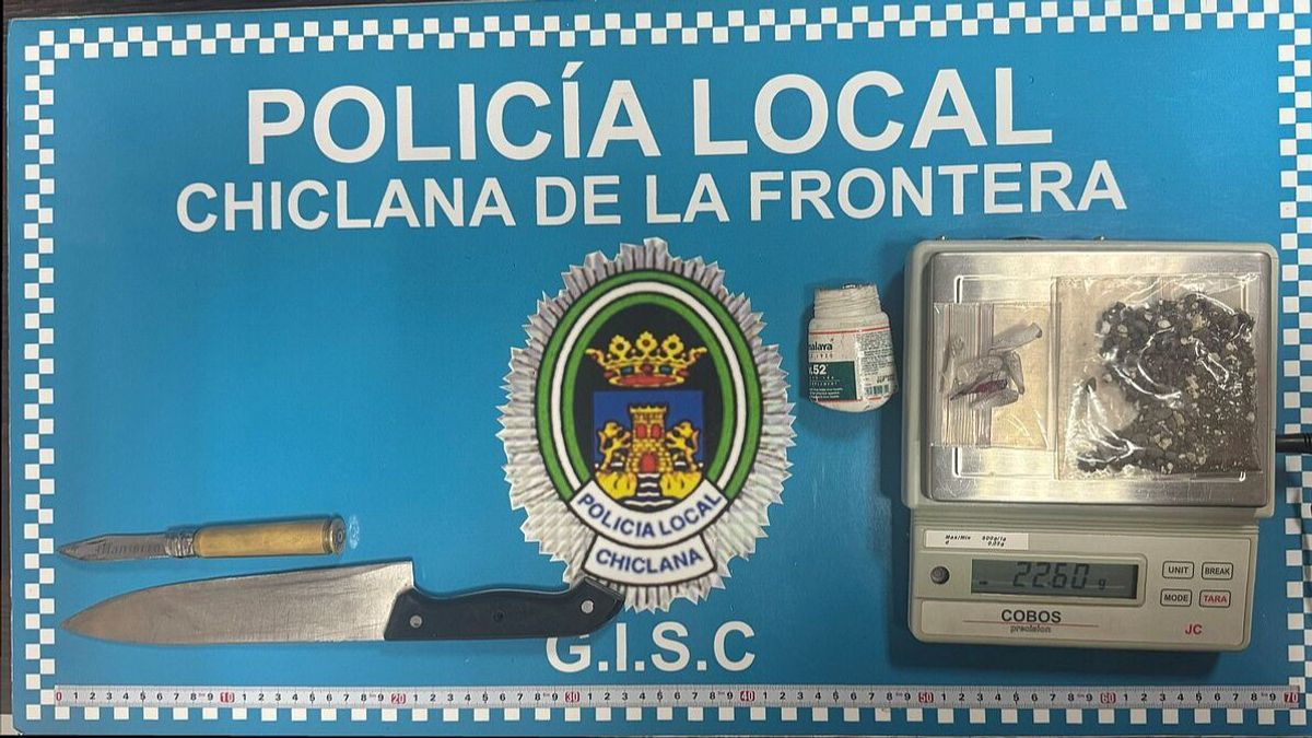 Navaja y cuchillo que portaba un hombre detenido en Chiclana