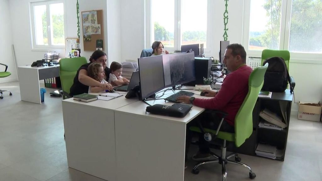 Trabajadores en la oficina de A Túa Xanela, empresa de Chantada en la que ha habido un 'baby boom'