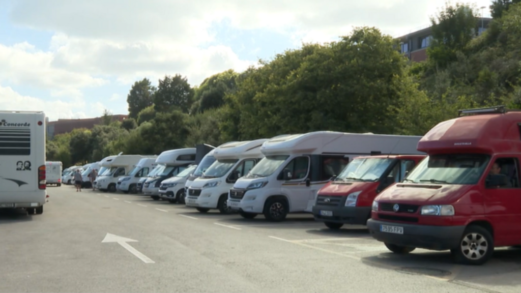 El turismo de autocaravanas ahoga a los vecinos de Cadaqués, en Gerona: “Ocupan muchas veces las aceras”