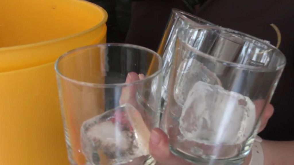 El precio del hielo deja congelados a los clientes: vasos más pequeños o cobrar por el cubito