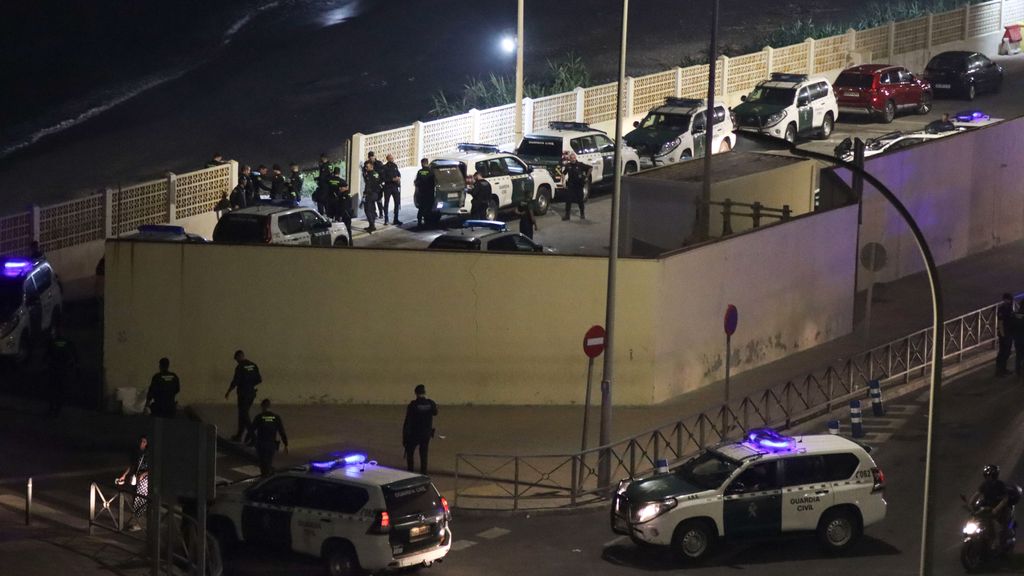 Vehículos de la Guardia Civil en la playa de Tarajal, en Ceuta