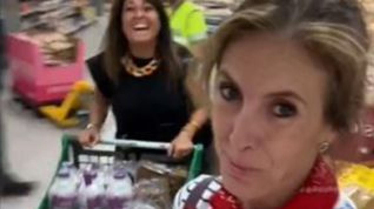 Vivy y Carla comprobando si se liga en Mercadona