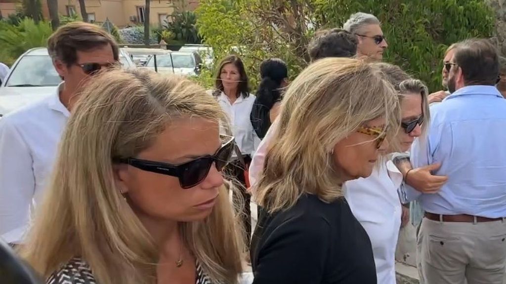 Carla Goyanes y Cari Lapique, en la misa funeral en memoria de Caritina