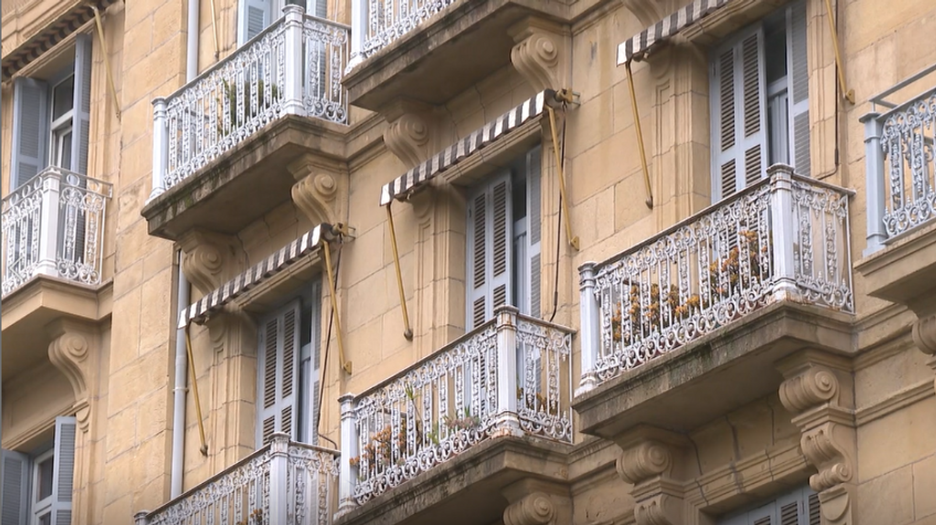 Cobrar por visitar un piso en alquiler, el negocio de una inmobiliaria en Barcelona: “Una práctica irregular”