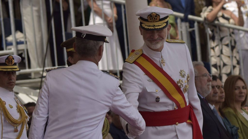 El rey Felipe VI y Pedro Cardona dándose la mano el 16 de julio de 2024 en la Escuela Naval de Marín.