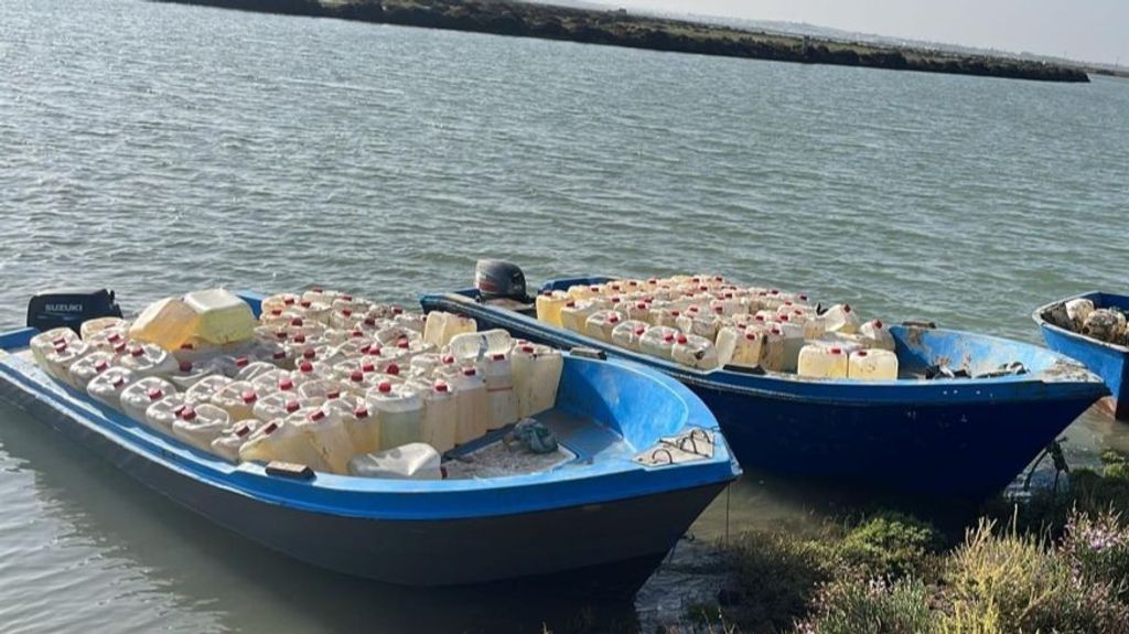 Embarcaciones con garrafas de gasolina destinadas al 'petaqueo' en Cádiz