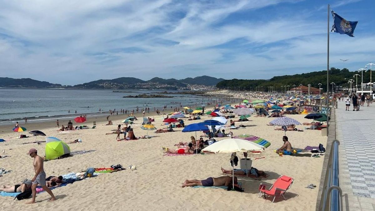 Este lunes los usuarios de la playa de Samil han sido advertidos de que el mal uso de los cortavientos será sancionado