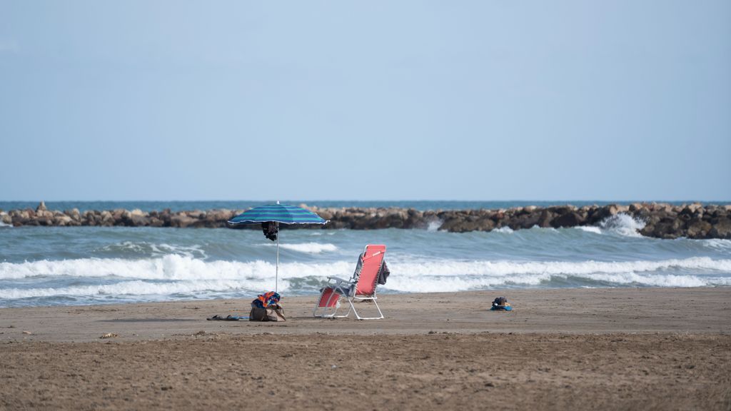 EuropaPress 6174913 banistas playa massalfassar 26 agosto 2024 massalfassar valencia comunidad