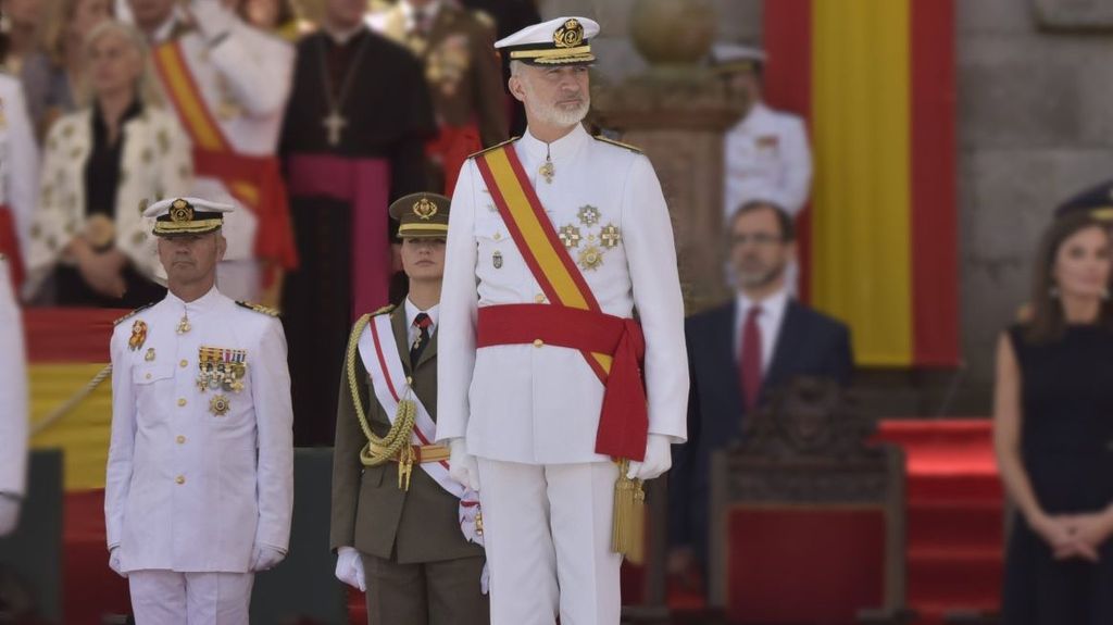 La princesa Leonor, el Felipe VI y Pedro Cardona el 16 de julio de 2024 en la Escuela Naval de Marín.