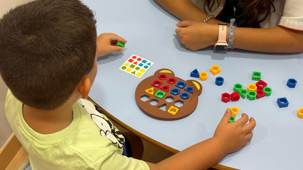 menorjuega en un centro para personas con autismo