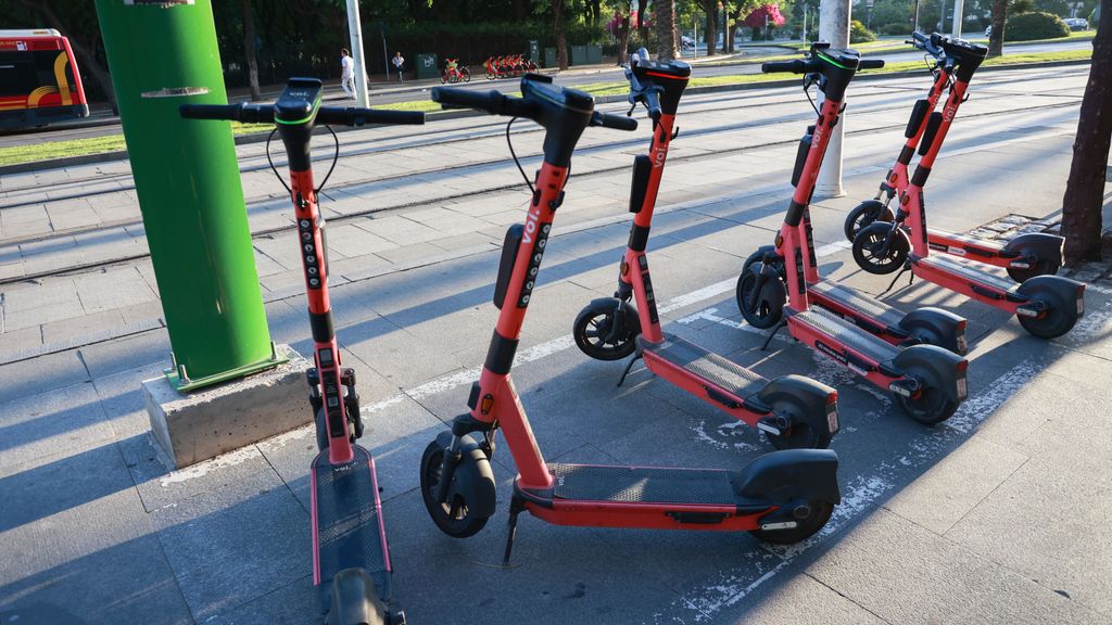 Patinetes eléctricos aparcados en una calle de Sevilla