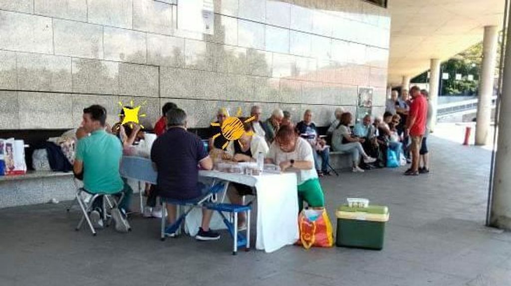 Un grupo de turistas, de picnic en plena vía pública en Santiago de Compostela