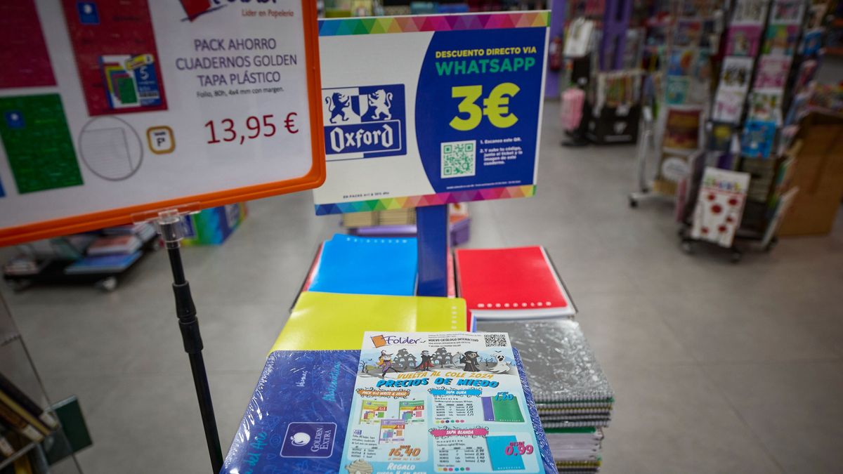 Venta de libros de texto y material escolar en una papelería-librería de Madrid