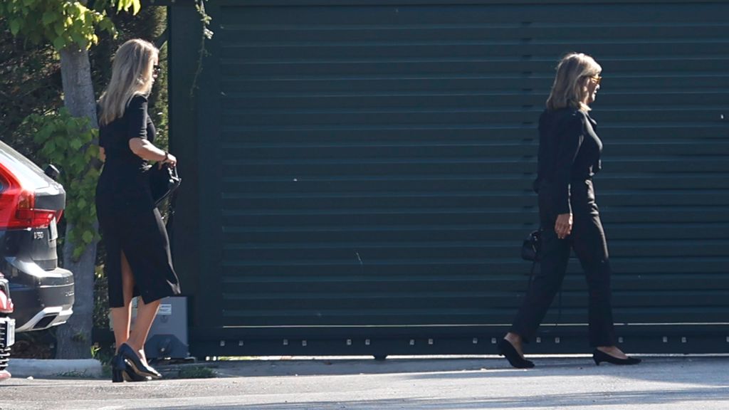 Carla Goyanes y Cari Lapique llegando al tanatorio de Tres Cantos