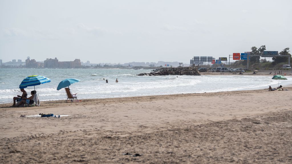 EuropaPress 6174911 banistas playa massalfassar 26 agosto 2024 massalfassar valencia comunidad (1)