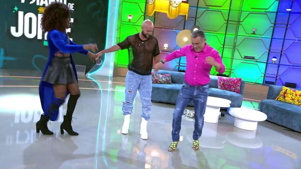 ¡Jorge Javier deja el zapato plano y se sube a los tacones! Así ha sido el divertido momento