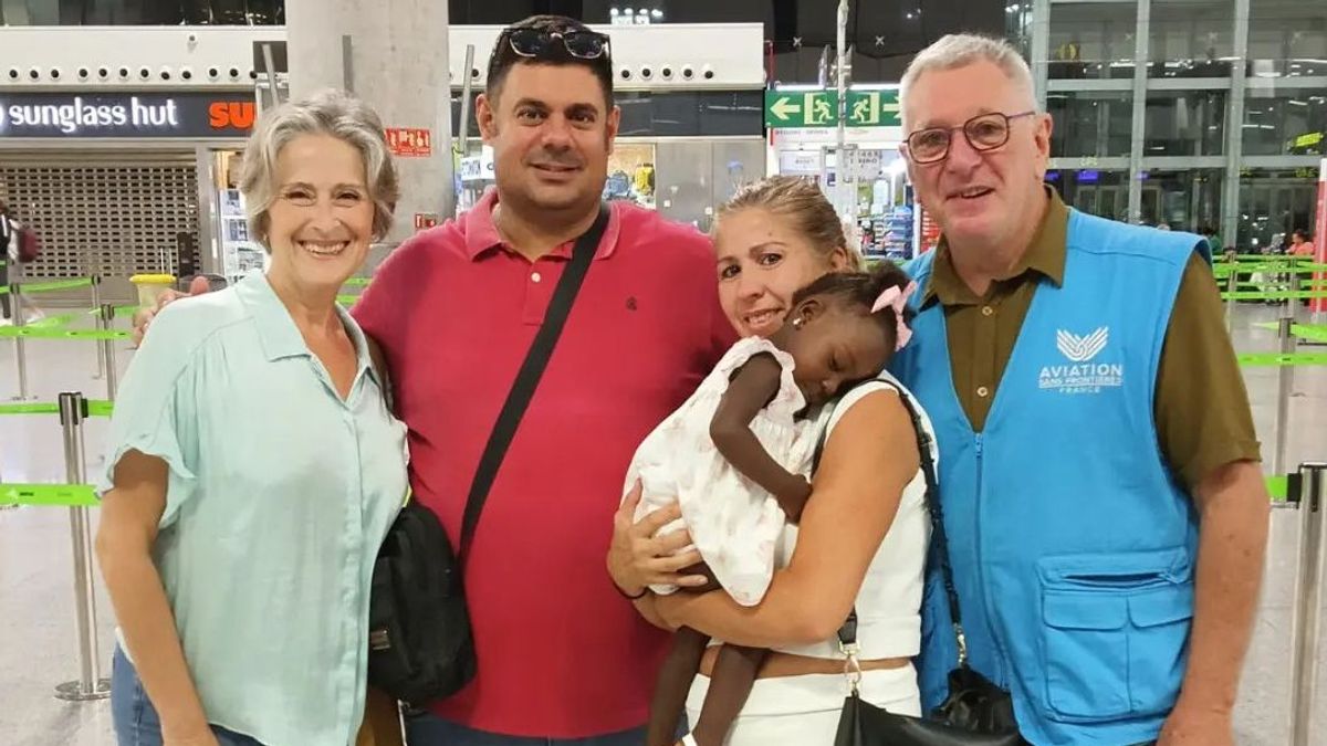 La niña togolesa Dina junto a su familia de acogida en España