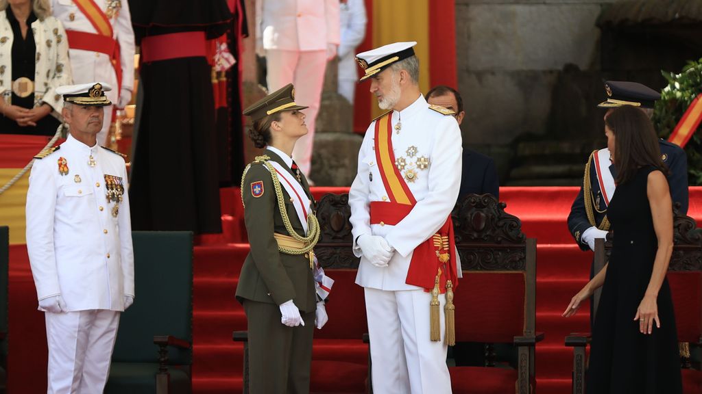 La princesa Leonor y el rey Felipe VI durante la entrega de los Reales Despachos en la Escuela Naval de Marín, en Pontevedra