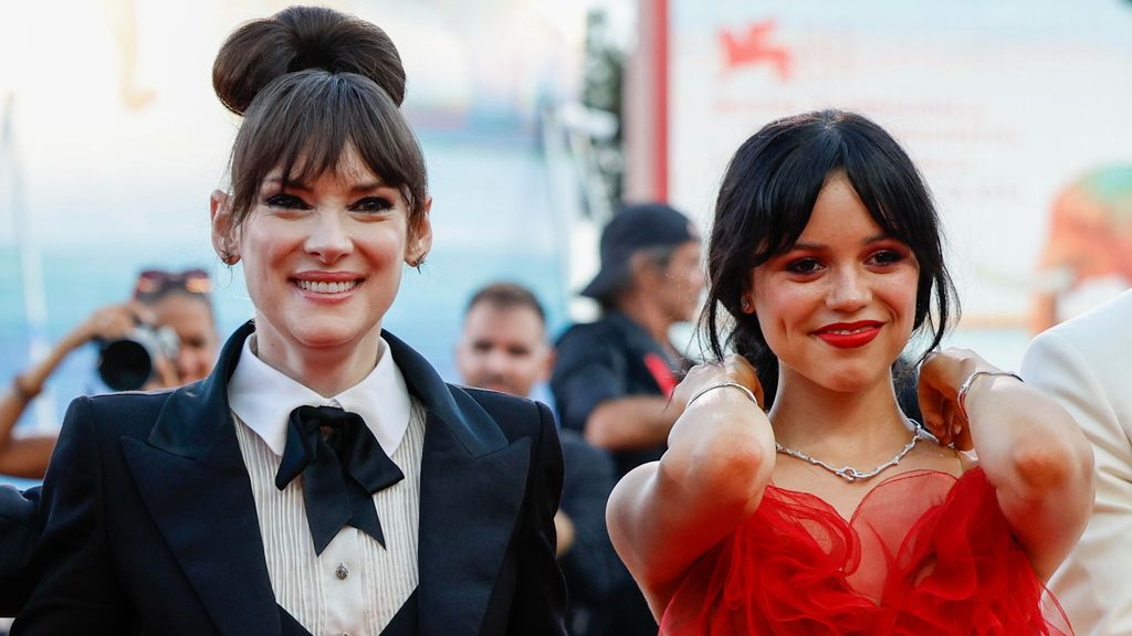 Las actrices Winona Rider y Jenna Ortega en la ceremonia de inauguración del 81 Festival Internacional de Venecia