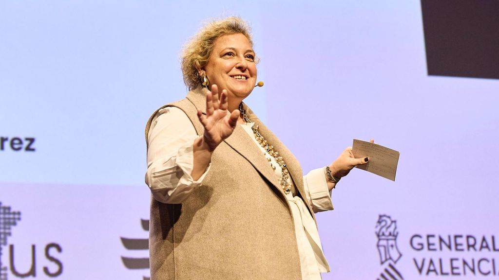 Lourdes durante una de sus conferencias a trabajadores