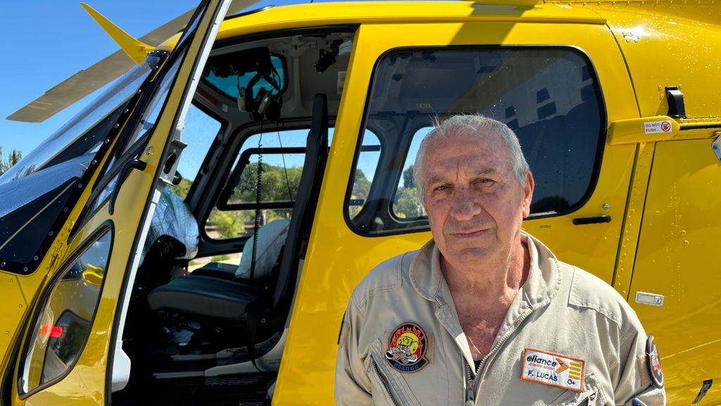 Paco Lucas, junto a un helicóptero