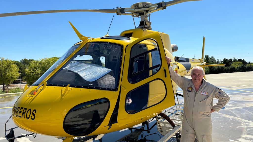 Paco Lucas posa junto al helicóptero que pilota en la actualidad en la extinción de incendios