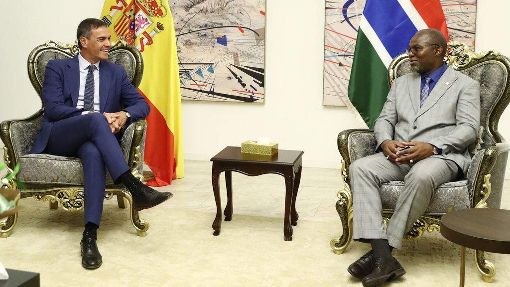 Pedro Sánchez junto al vicepresidente de la República de Gambia, Muhammad B.S. Jallow