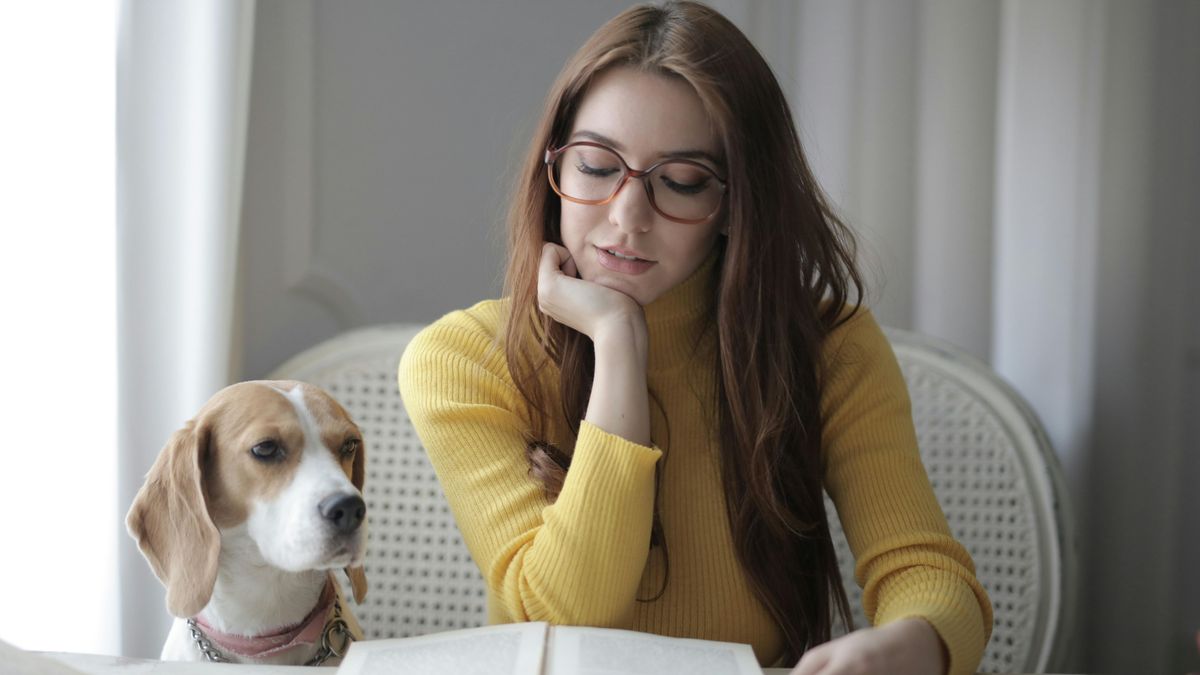 Una mujer con un perro