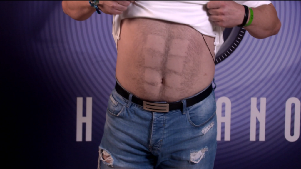 Uno de los candidatos muestra sus abdominales durante el casting de 'Gran Hermano'