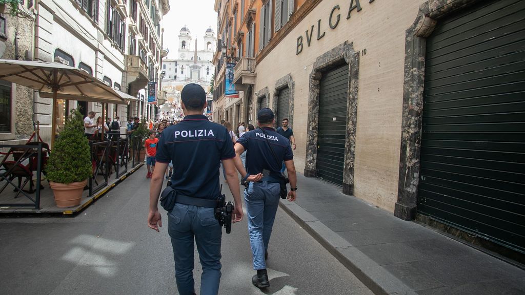 Varios agentes de policía en Roma