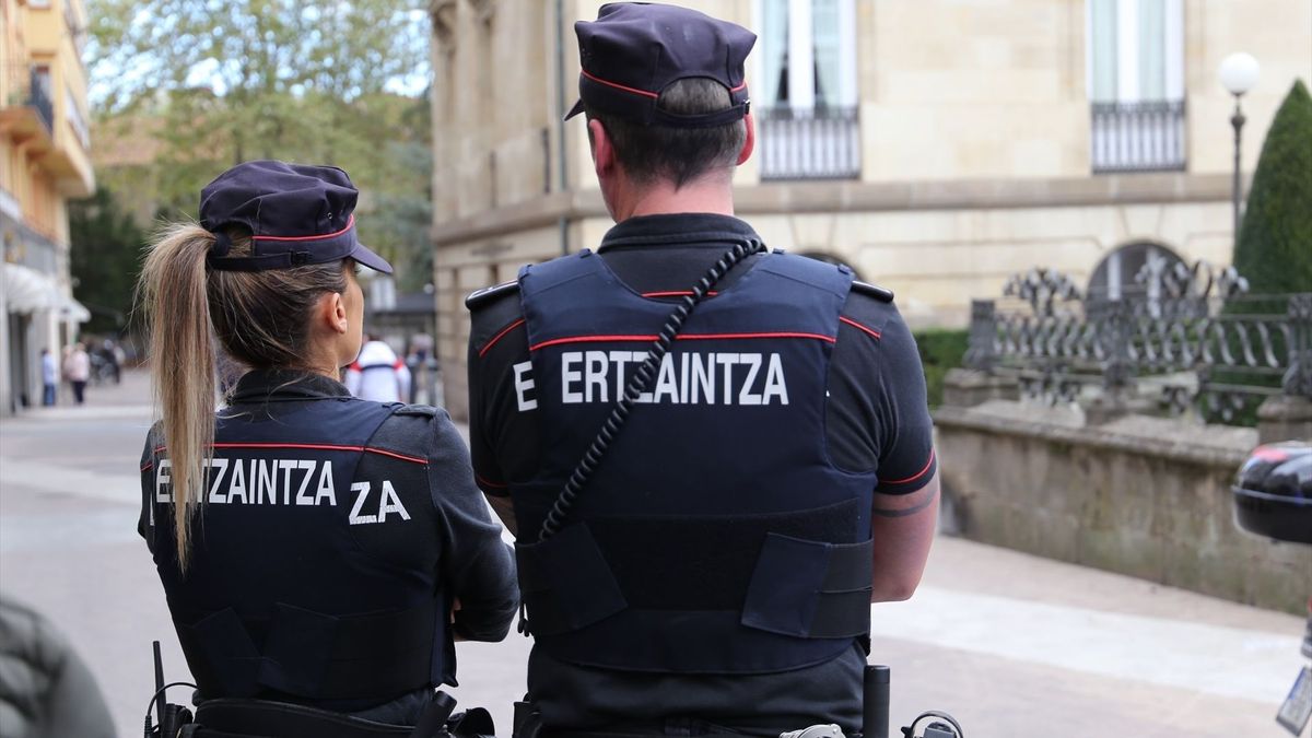 Agentes de la Ertzaintza vigilando la estación de autobuses de Vitoria-Gasteiz