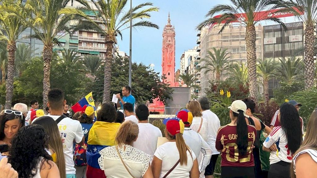 Alicante ilumina su plaza de los Luceros con los colores de Venezuela y protesta ante la falta de transparencia