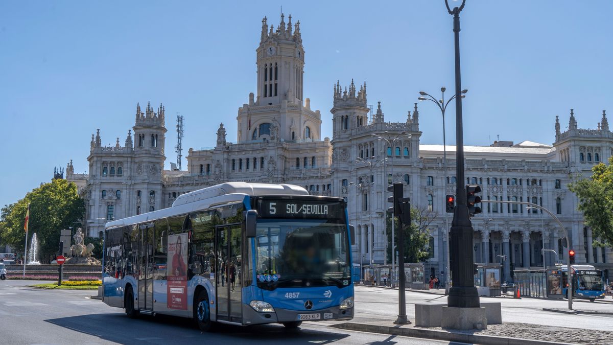 Autobus EMT de Madrid circulando por el centro