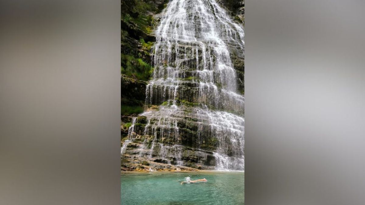 Cascada de Cola de caballo del Parque Nacional de Ordesa y Monte Perdido con un bañista en la poza