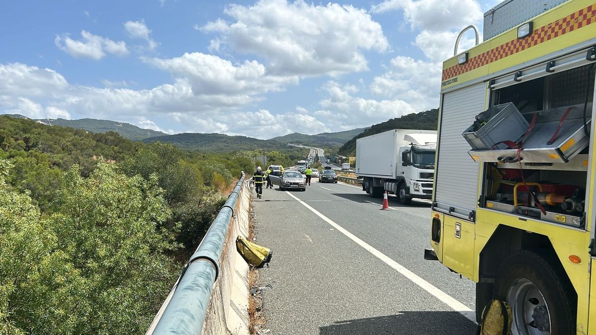 Efectivos de Bomberos en un accidente en la autovía de Los Barrios por la salida de la vía de un vehículo