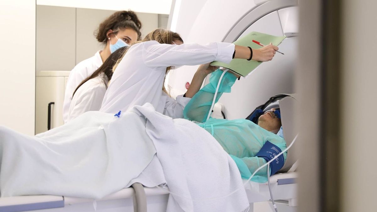 Equipo sanitario realizando una resonancia en un hospital