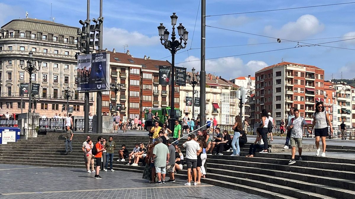 Grupo de turistas haciendo una visita guiada por la ciudad de Bibao