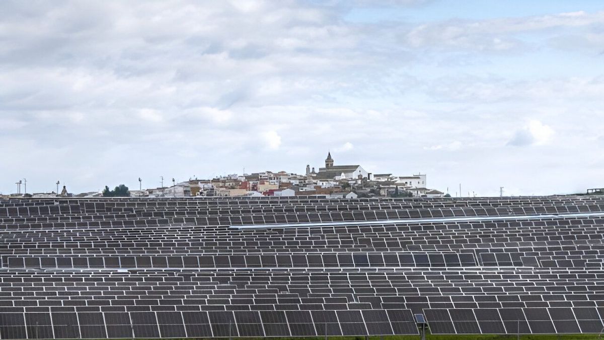 Instalación fotovoltaica con numerosas placas frente a Gerena, Sevilla