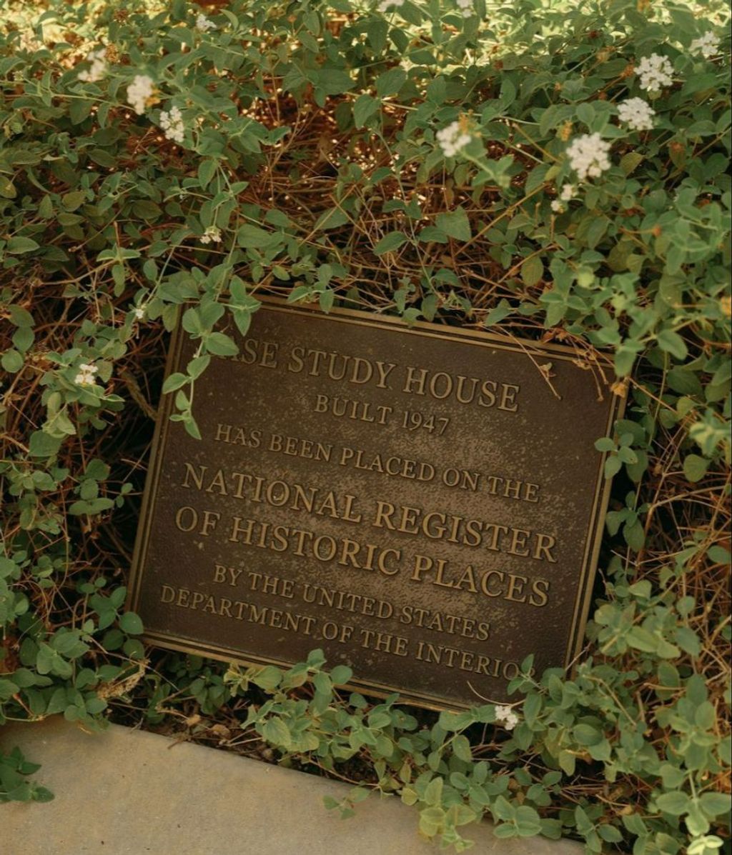 La placa en el jardín de Lily Collins