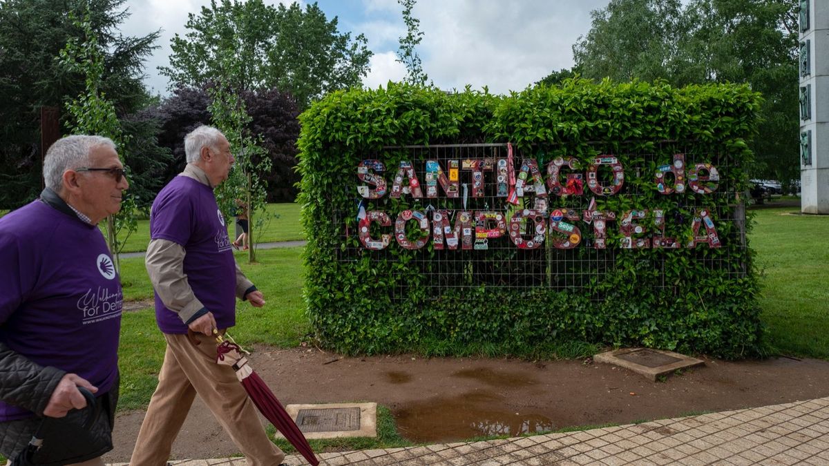 Miembros de la asociación Agadea entrando en Santiago por el Camino Francés