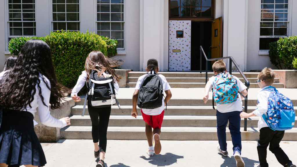 Niños entrando al colegio después de las vacaciones de verano