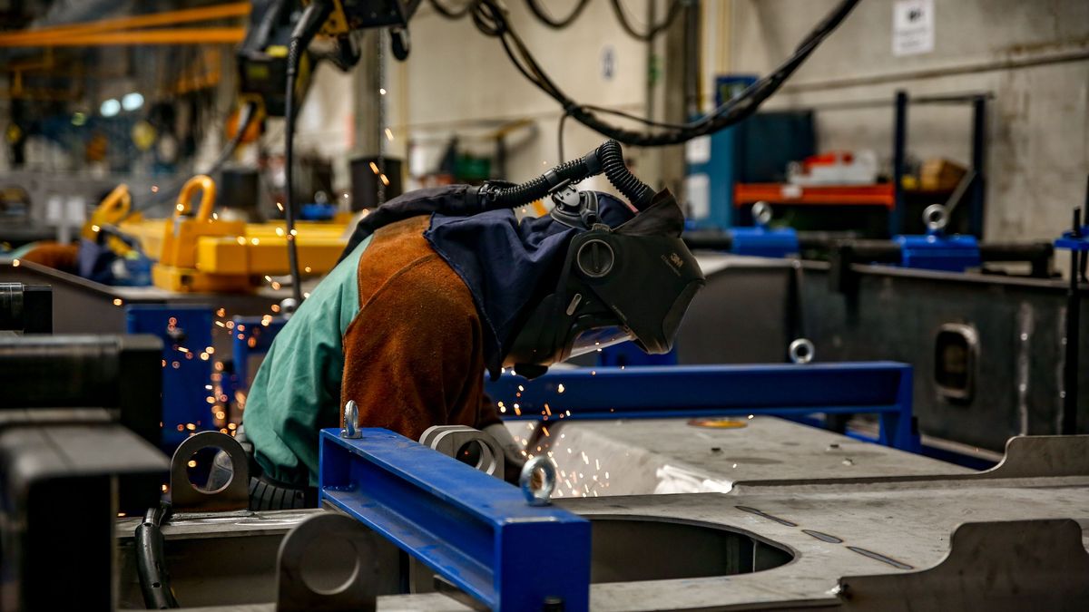 Un trabajador en la Factoría de Talgo en Las Rozas, Madrid