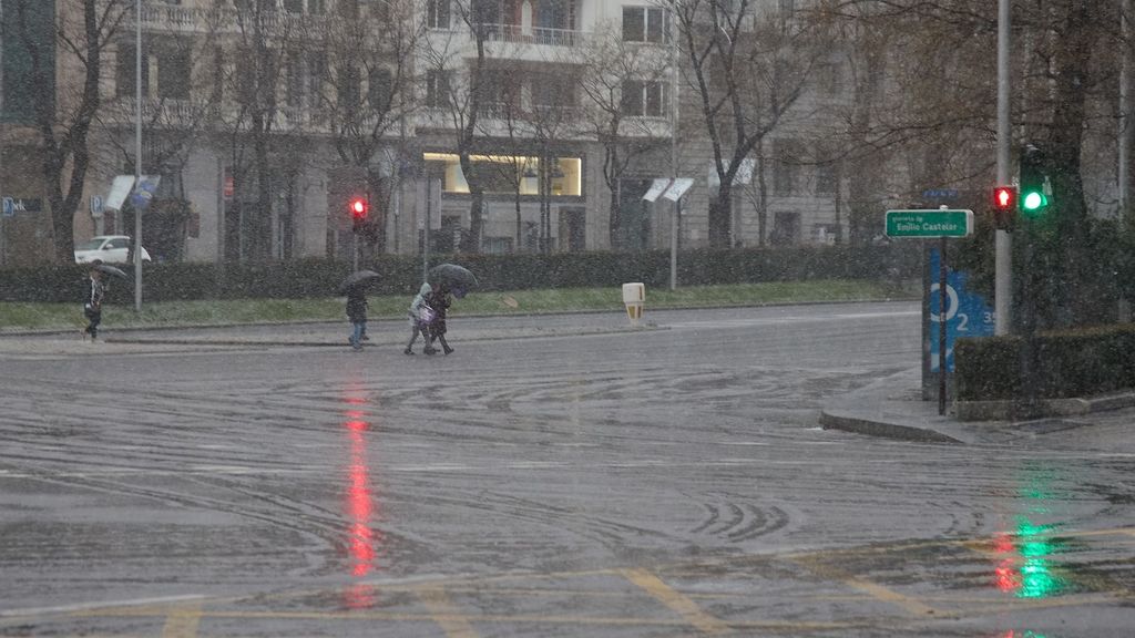 Varias personas cruzan una calle durante la tormenta en el centro de Madrid durante el pasado 2 de marzo de 2024