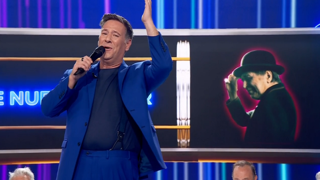 Carlos Latre se lanza a cantar y muestra su amplio repertorio de imitaciones: desde Raphael hasta Julio Iglesias