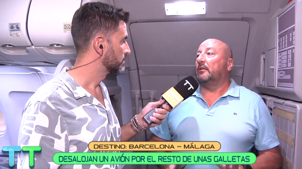 Desalojan un avión por unos restos de galletas: el comandante tomó una drástica decisión tras una disputa con una pasajera