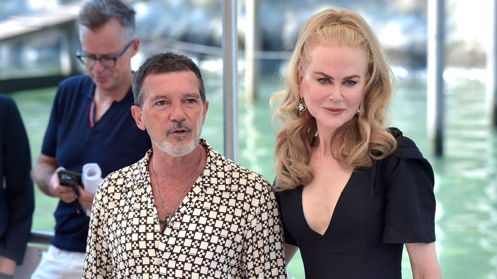 El actor español, Antonio Banderas, acompañado por su compañera de reparto, Nicole Kidman, presenta en el Festival de Cine de Venecia, el thriller erótico “Babygirl”