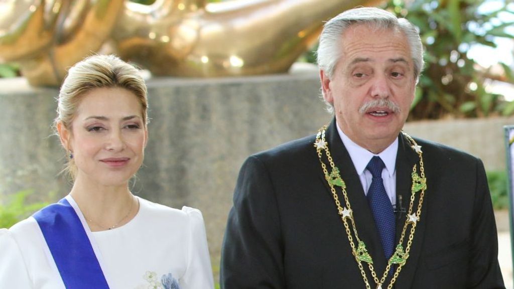 El expresidente de Argentina, Alberto Fernández, posa junto a su esposa, Fabiola Yáñez, en un viaje de Estado a Brasil