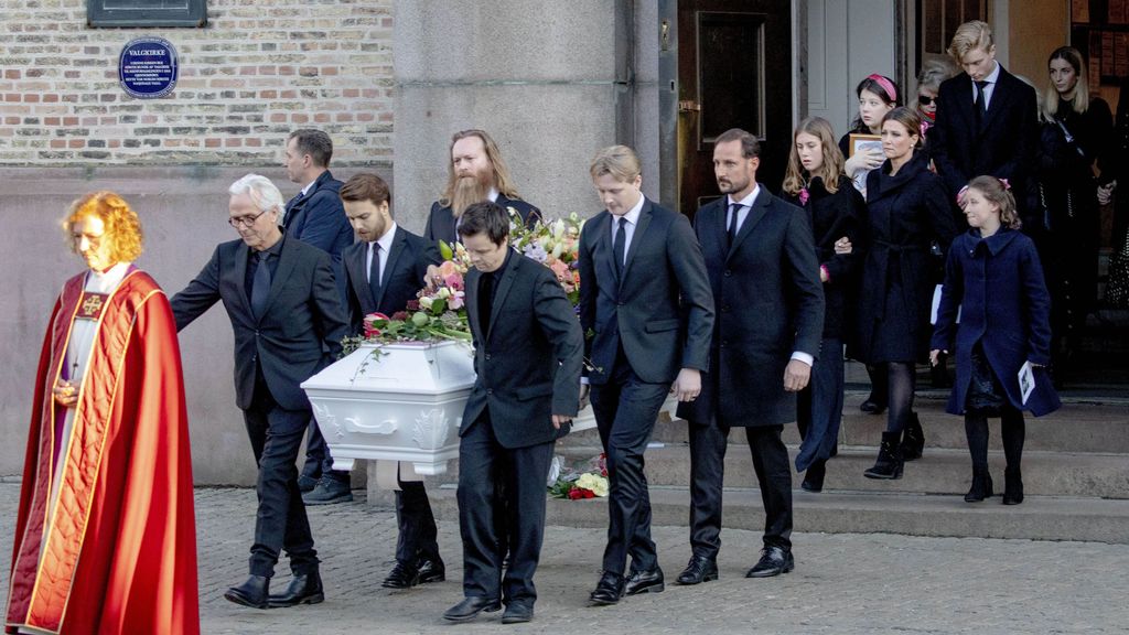 La Familia Real de Noruega durante el funeral de Ari Behn.