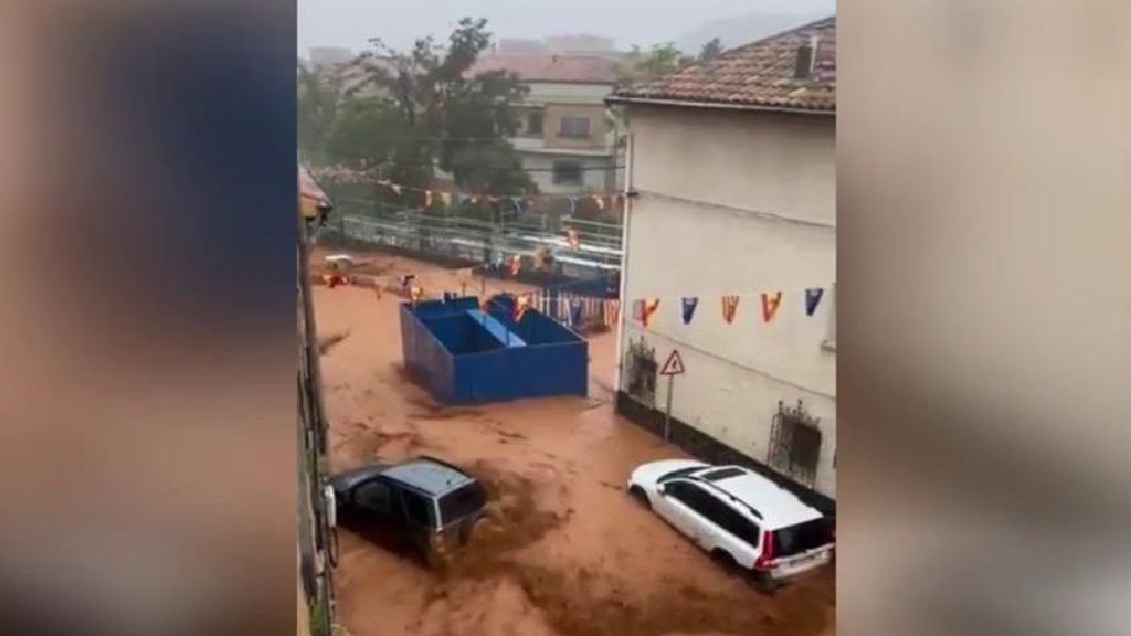 Los vecinos han comenzado a limpiar los restos de barro tras la riada en la localidad turolense de Herrera de los Navarros